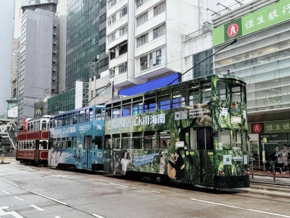 香港の路面電車「叮叮車」にラッピングされた海南文化周